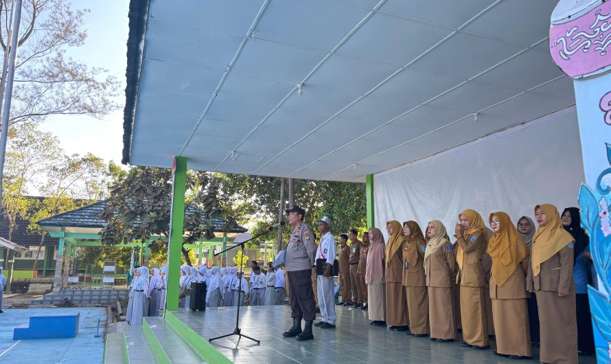 Kapolsek Pemali Hadiri Upacara Bendera di SMAN 1 Pemali, Tekankan Pentingnya Menjauhi Perilaku Negatif
